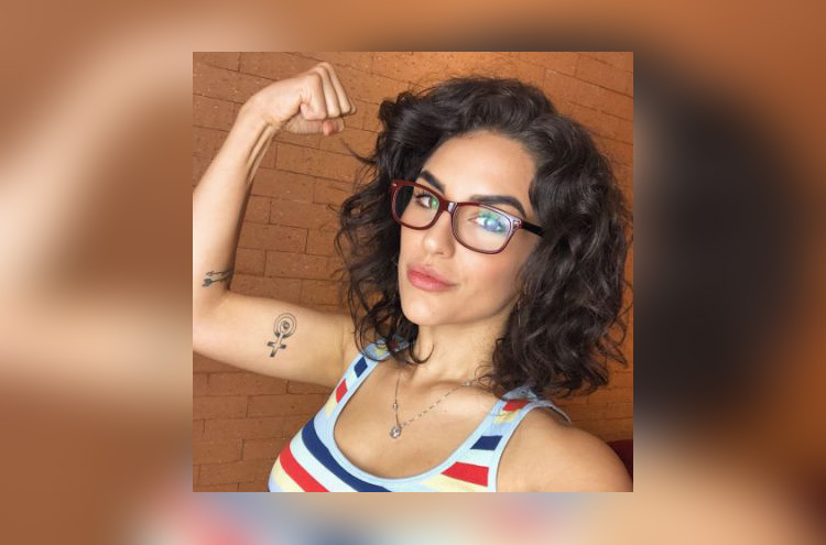 Kéfera briga com a mãe por política e chora: ' questão de sobrevivência'