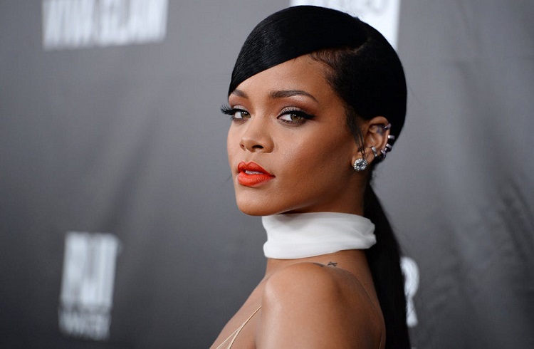Pai de Rihanna é processado por se passar por agente da cantora