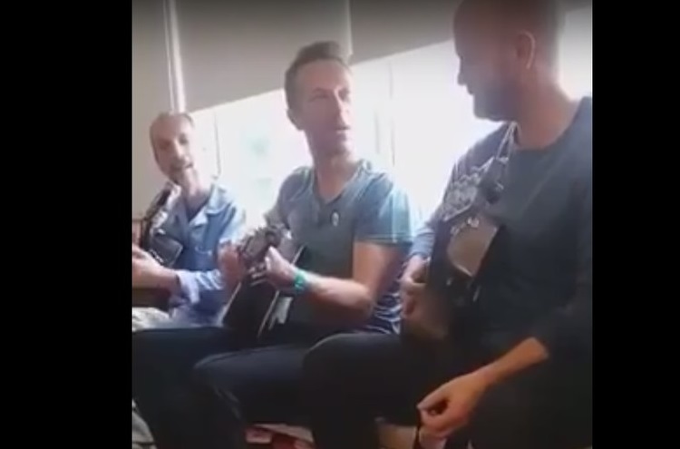 Coldplay toca para crianças do Instituto do Coração em SP