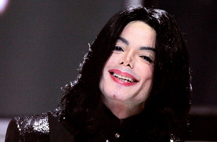 Após polêmica, músicas de Michael Jackson voltam às paradas de sucesso