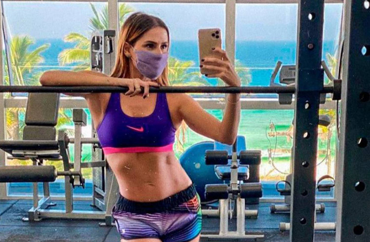 Deborah Secco exibe corpo aos 40 anos e "pede biscoito" para os fãs
