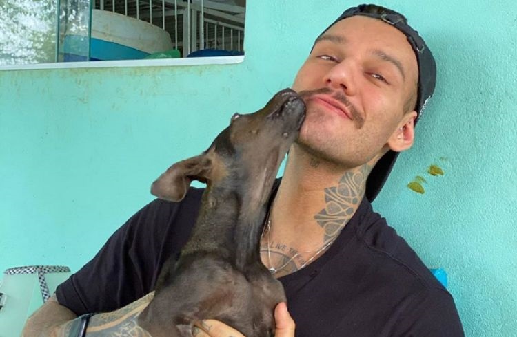 Lucas Lucco adota cachorrinha mutilada por acidente de trem