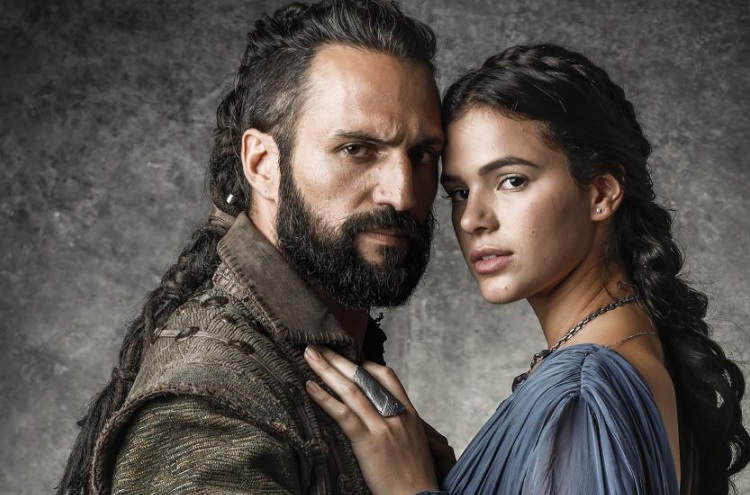 Amante de Marquezine na novela, ator português tenta carreira internacional há 10 anos