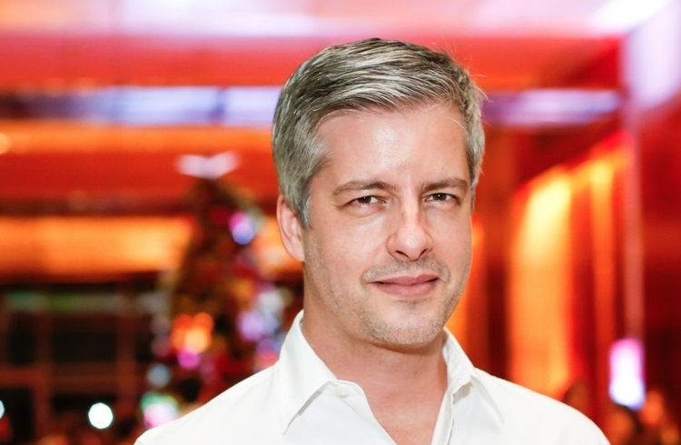 Victor Chaves é condenado a pagar R$ 20 mil à ex-mulher por agressão