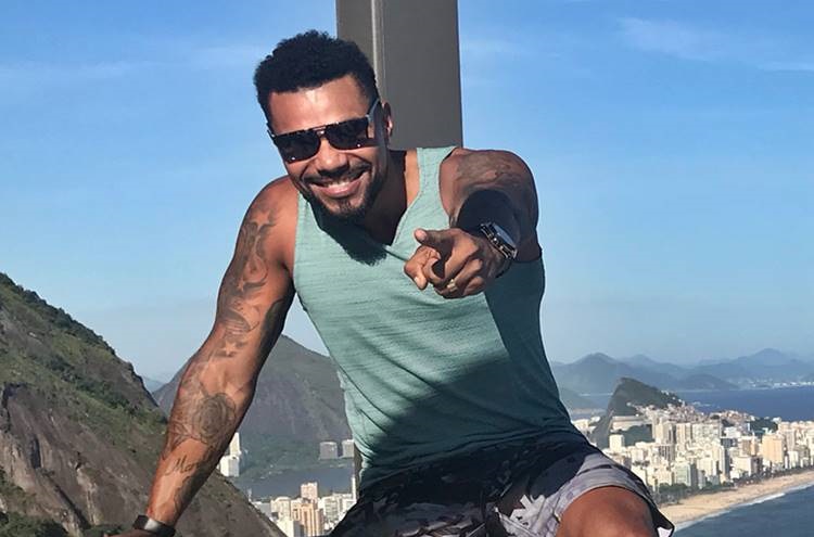 Após prisão, Naldo se apresenta de graça em eventos no Rio