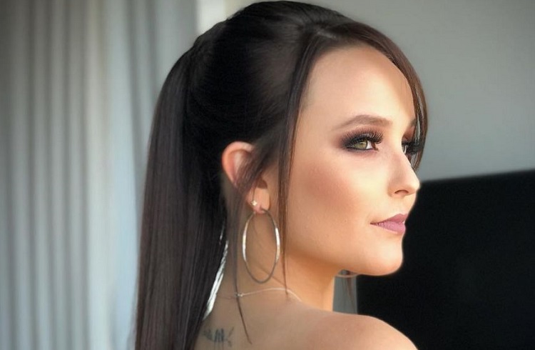 Larissa Manoela viaja aos EUA para acertar com a Netflix