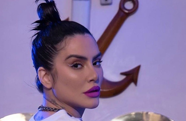 Cleo sente sintomas de gripe e faz teste de coronavírus