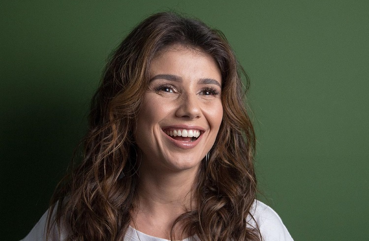 “Me divirto”, diz Paula Fernandes sobre críticas a versão brasileira de ‘Shallow’