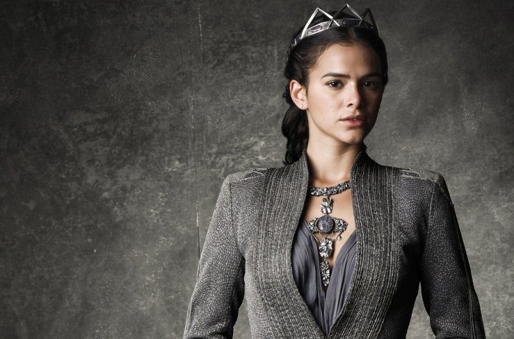 Criticada por atuação em "Deus Salve o Rei", Marquezine é comparada a Fiuk