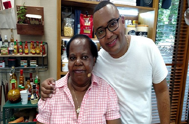 Mãe de Dudu Nobre é despejada por dívida de aluguel