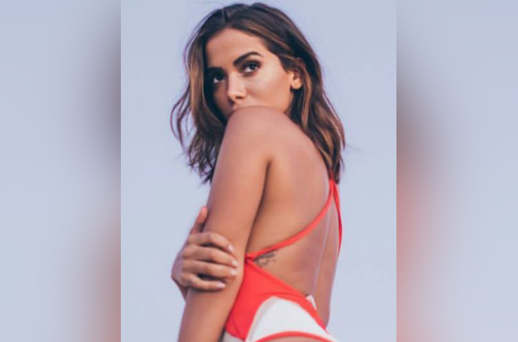 Dentro do carro, Anitta polemiza ao dizer para fã: 'Vai pra longe!'