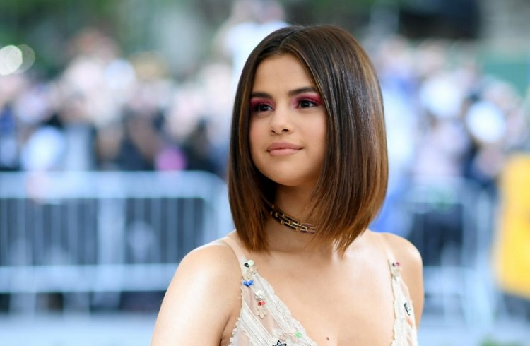 Selena Gomez deixa hospital psiquiátrico após dois meses
