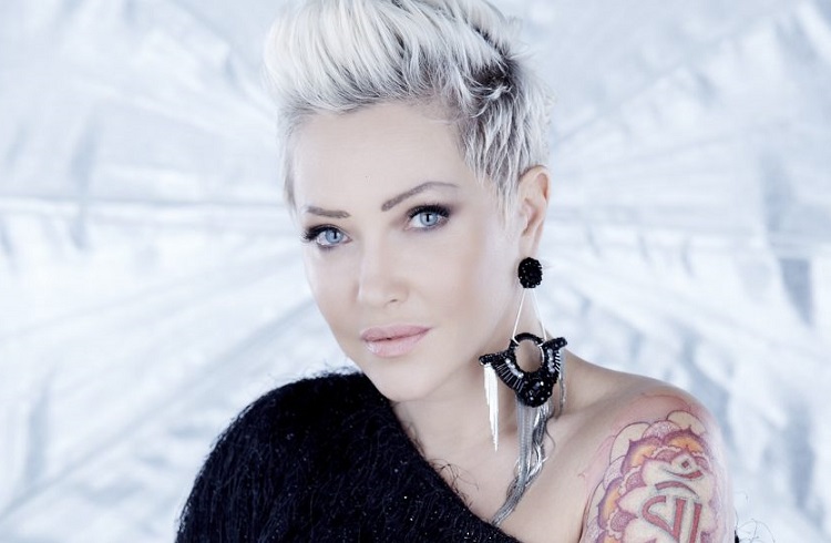 Deborah Blando: 'Música no Brasil virou pornográfica ou de corno'