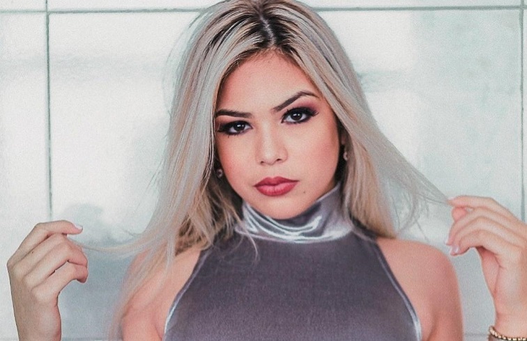 Mãe de MC Melody culpa marido por sexualização da filha: 'Fui contra'