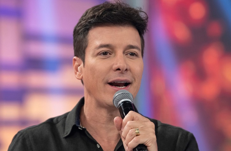 Record tenta diminuir o alto salário de Rodrigo Faro, que não aceita