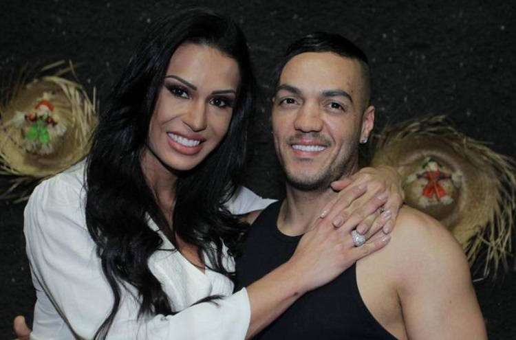 Belo e Gracyanne deixam mansão em São Paulo na calada da noite