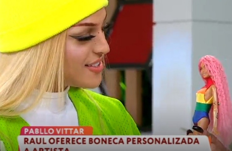 Pabllo Vittar brilha na TV portuguesa e ganha boneca personalizada de um fã