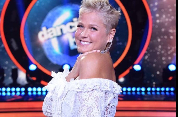 Criticada na web, Xuxa dispara: 'Com maquiagem ou sem, estou namorando'
