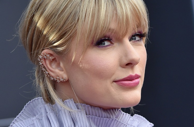 Homem que queria 'visitar' Taylor Swift é preso com 30 picaretas