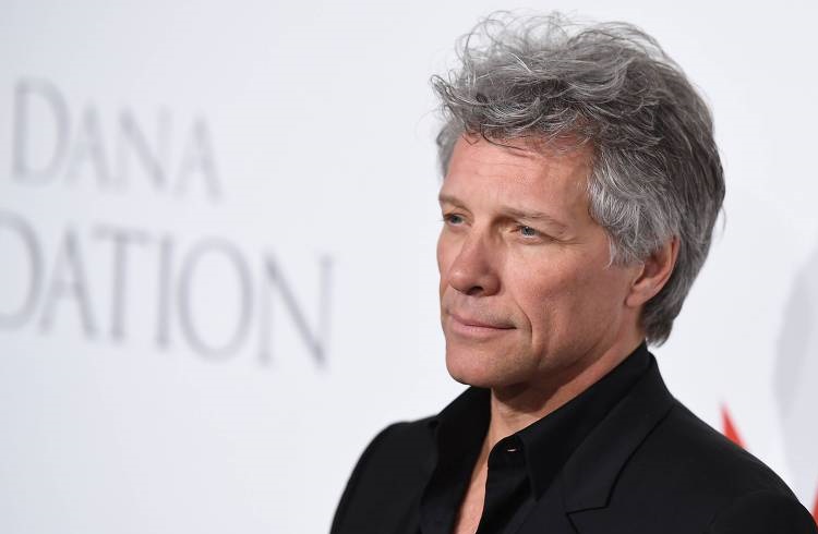 Jon Bon Jovi abre restaurante e serve comida de graça a servidores