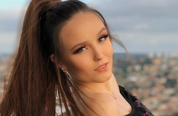 Aos 18, Larissa Manoela diz estar assumindo controle da carreira