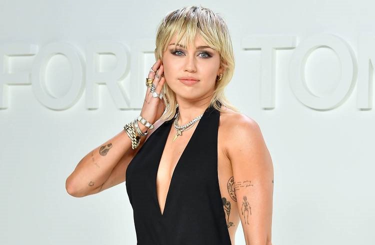 Miley Cyrus diz que está sóbria há 2 semanas após recaída durante pandemia