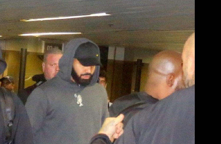 Rock In Rio: Drake ignora fãs e recebe xingamentos em aeroporto no RJ