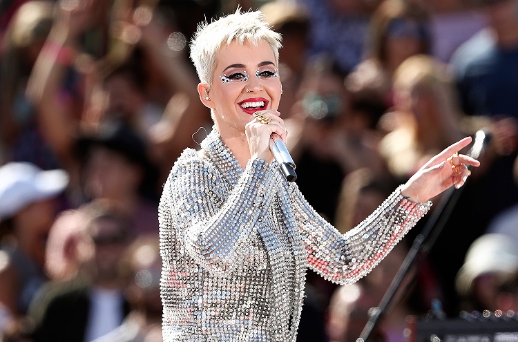 Katy Perry gera revolta ao anunciar show na Espanha: 'Mulher idiota'