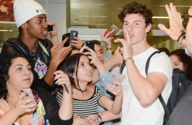 Em chegada ao Brasil, Shawn Mendes é recebido por fãs em aeroporto de SP