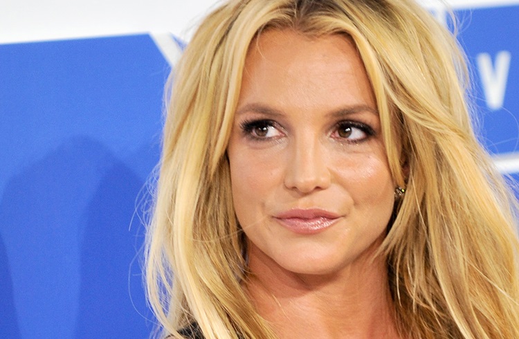 Britney Spears deixa clínica de saúde mental e conta que perdeu mais de 2 kg