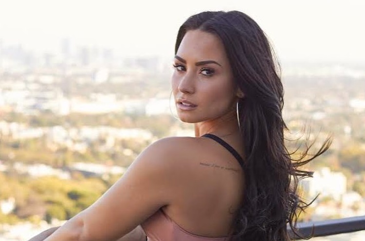 Demi Lovato está sóbria há 90 dias, afirma mãe da cantora em entrevista