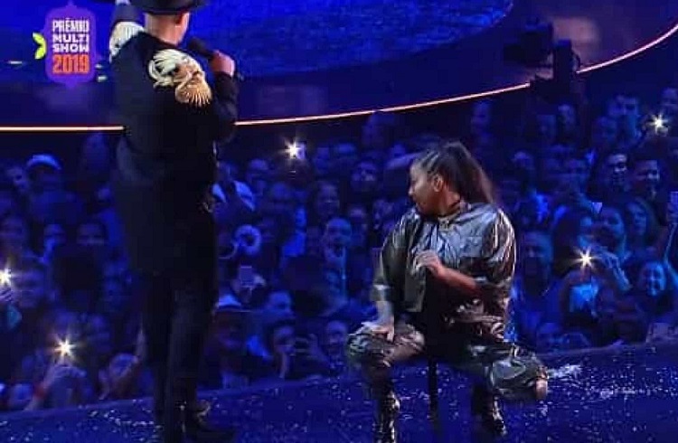 Ludmilla rebate vaias em premiação rebolando na cara dos fãs de Anitta