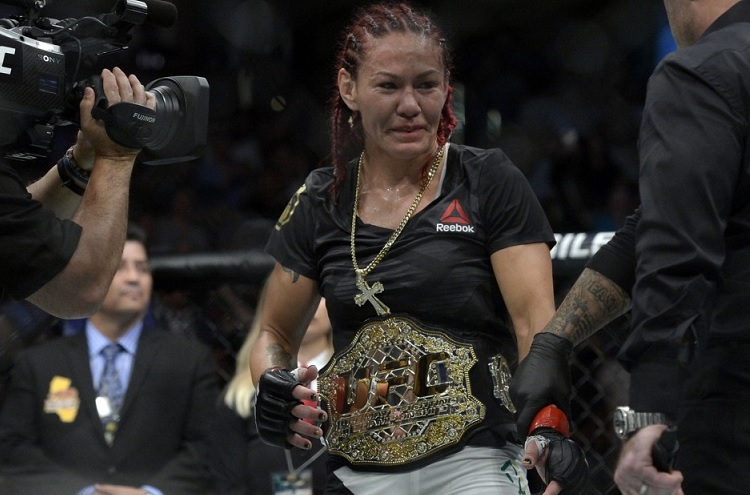 Cris Cyborg celebra título do UFC: "Vai ser difícil tirar esse cinturão de mim"